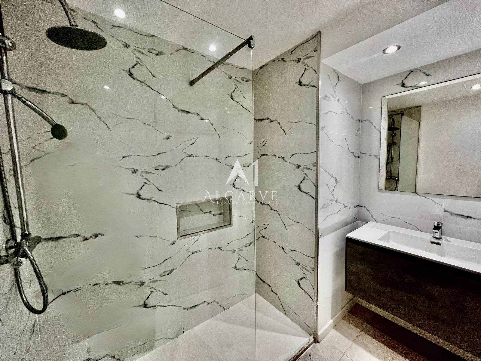 APARTAMENTO ESTÚDIO PARCIALMENTE REMODELADO NA QUINTA DO LAGO - OPORTUNIDADE DE INVESTIMENTO PRIME