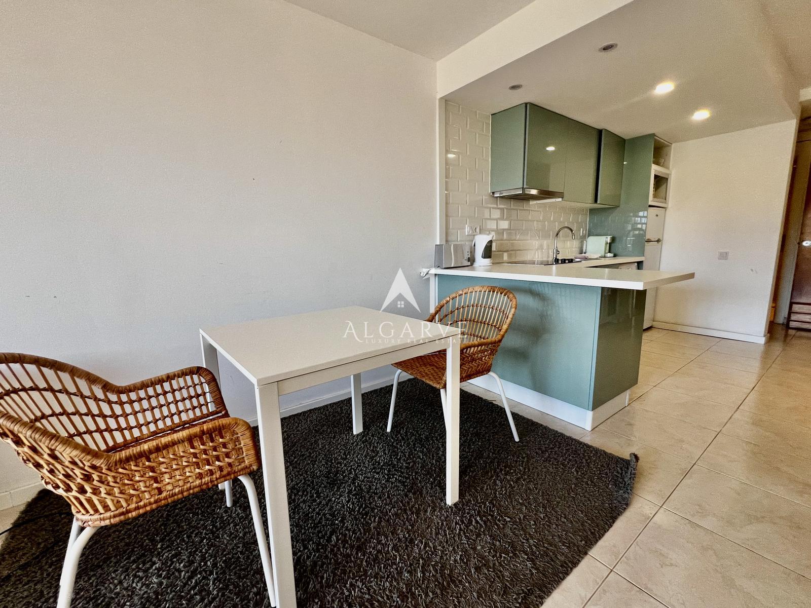 APARTAMENTO ESTÚDIO PARCIALMENTE REMODELADO NA QUINTA DO LAGO - OPORTUNIDADE DE INVESTIMENTO PRIME