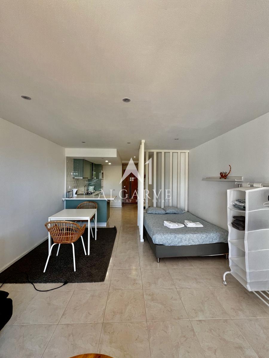 APARTAMENTO ESTÚDIO PARCIALMENTE REMODELADO NA QUINTA DO LAGO - OPORTUNIDADE DE INVESTIMENTO PRIME