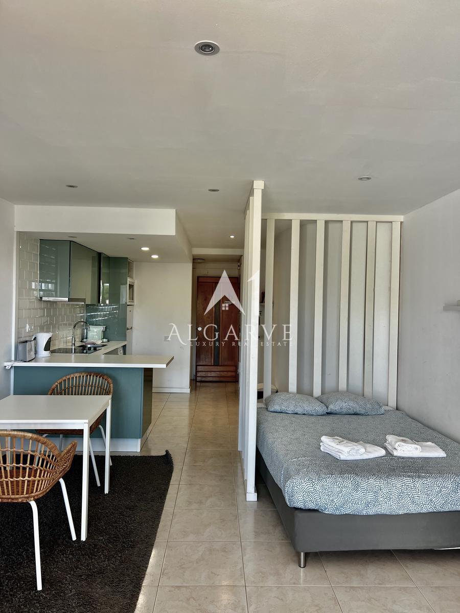 APARTAMENTO ESTÚDIO PARCIALMENTE REMODELADO NA QUINTA DO LAGO - OPORTUNIDADE DE INVESTIMENTO PRIME