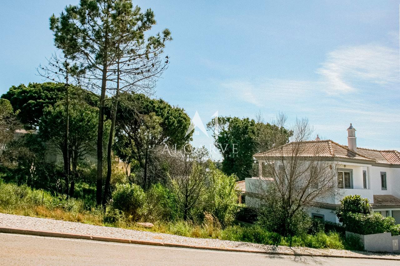 TERRENO ESPECTACULAR PARA CONSTRUÇÃO A UMA CURTA DISTÂNCIA A PÉ DA PRAIA