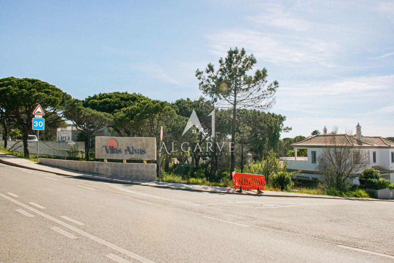 TERRENO ESPECTACULAR PARA CONSTRUÇÃO A UMA CURTA DISTÂNCIA A PÉ DA PRAIA