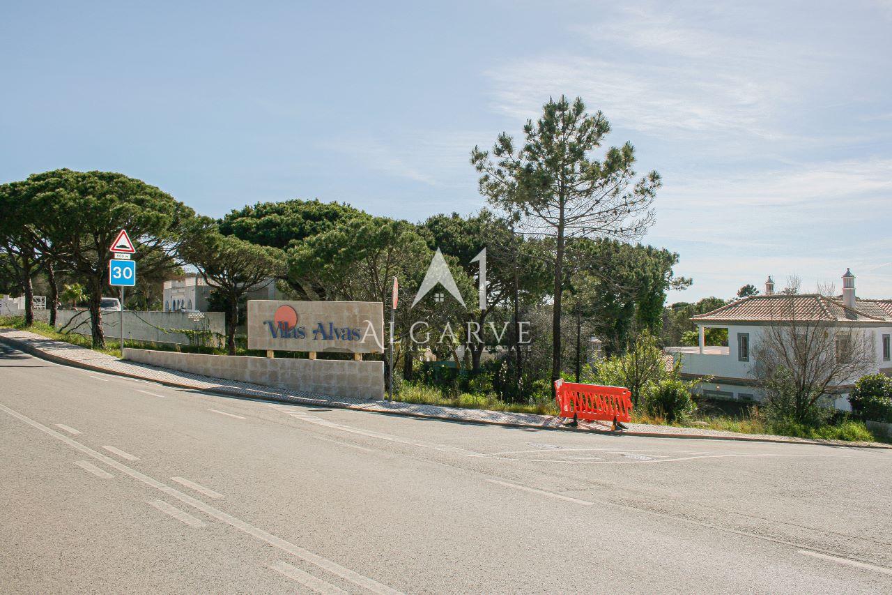 TERRENO ESPECTACULAR PARA CONSTRUÇÃO A UMA CURTA DISTÂNCIA A PÉ DA PRAIA