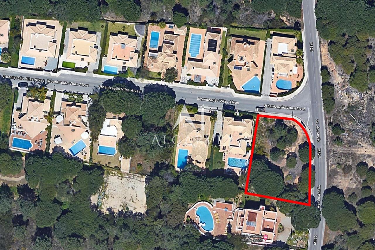 TERRENO ESPECTACULAR PARA CONSTRUÇÃO A UMA CURTA DISTÂNCIA A PÉ DA PRAIA