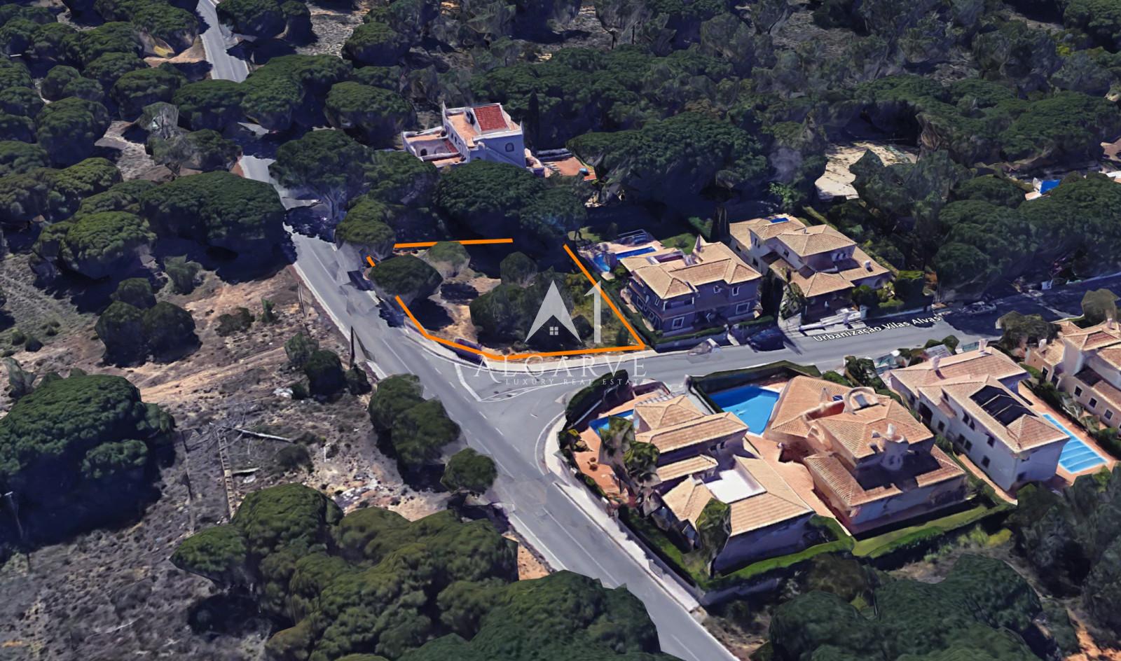 TERRENO ESPECTACULAR PARA CONSTRUÇÃO A UMA CURTA DISTÂNCIA A PÉ DA PRAIA